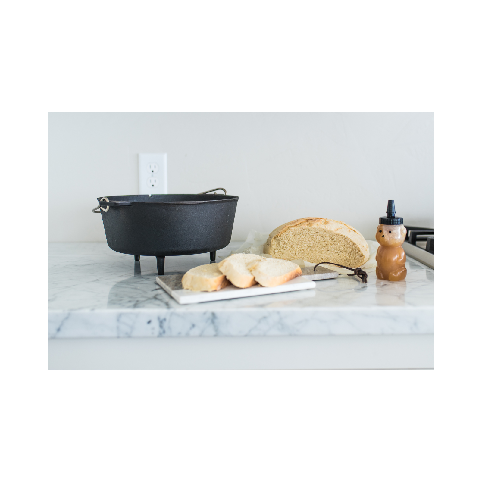 Camp Chef Deluxe Preseasoned Cast Iron 10 in. Dutch Oven DO10 - The Home  Depot